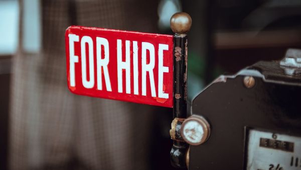 Vacantes en EE.UU. caen y contrataciones tocan mínimo desde 2020
