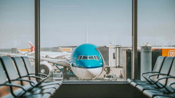 Aeropuertos de la UE alertan de escasez sistémica de queroseno si Ormuz no reabre en tres semanas
