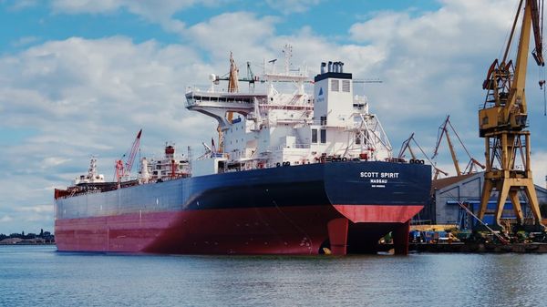 El primer barco en desafiar el bloqueo de EEUU ya cruzó Ormuz — y es chino, sancionado y cargado de metanol