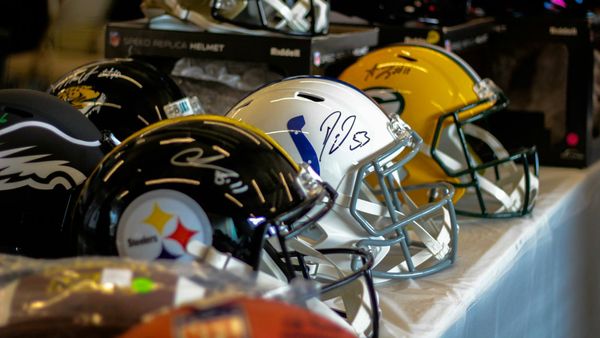 Topps Chrome Football 2025: El regreso triunfal de los escudos dorados y parches exclusivos de la NFL