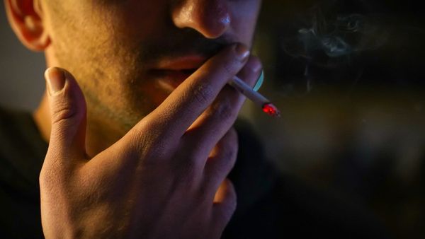 El Reino Unido prohíbe el tabaco a toda una generación — y confirma un patrón que ya llegó a Panamá