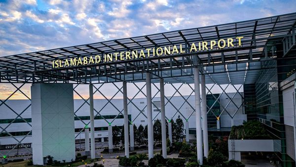 Pakistán, el primer país sin queroseno: reservas para 10 días por el cierre de Ormuz
