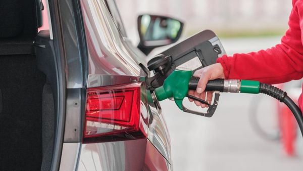 Gasolina sube, diésel baja: de dónde salen los nuevos precios del combustible