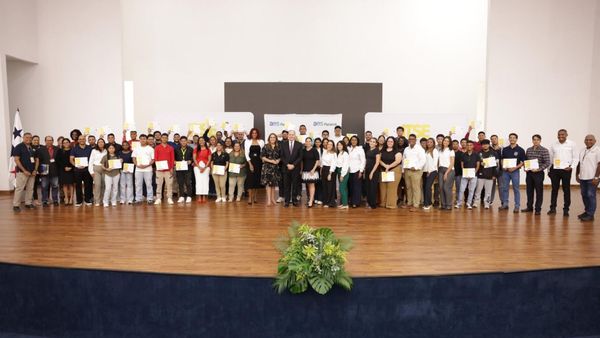 ITSE y AES gradúan a 53 jóvenes en alianza estratégica