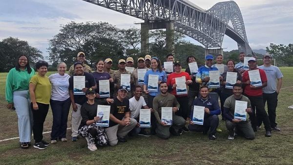 Panamá capacita para rescatar ballenas