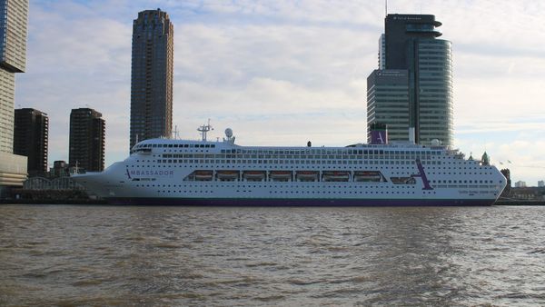 1.747 personas confinadas en un crucero en Burdeos, en el peor mes de la industria en décadas