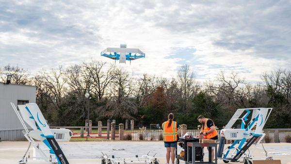 Amazon lanza entregas por drones en Reino Unido: 100 paquetes al día