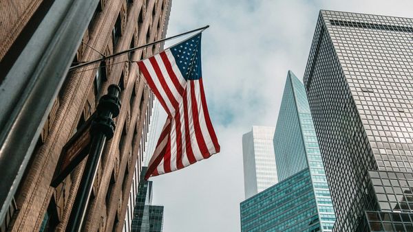 EE.UU. exige tramitar la green card fuera del país; demoras y salidas de personal