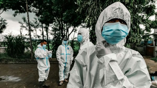 EE.UU. veda entrada a viajeros de tres países por brote de ébola sin vacuna