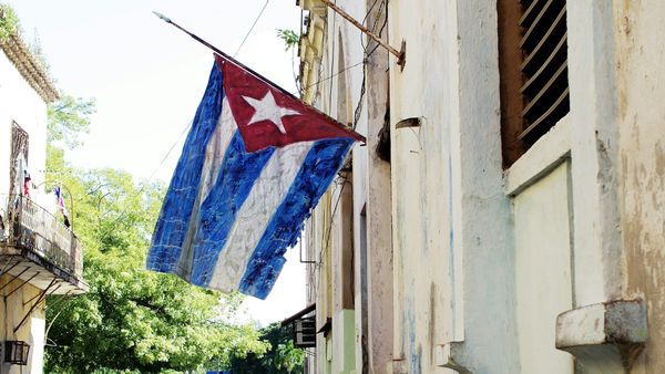 Trump dice que EEUU tomará Cuba "casi de inmediato" y amplía sanciones