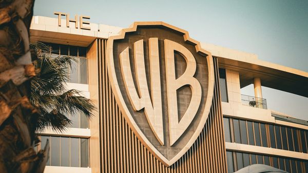 Warner Bros. Discovery pierde $2,900M en Q1 por costos de fusión con Paramount