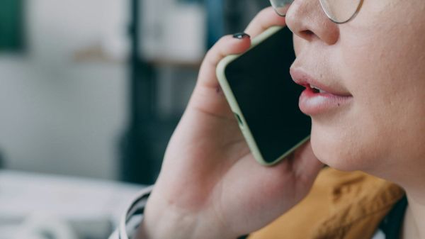 Tu jefe te llama, pero es una IA: la estafa de voz clonada que vacía empresas en minutos
