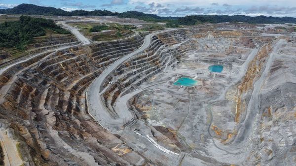 Vista aérea del Tajo Botija de Cobre Panamá con agua turquesa acumulada en el fondo