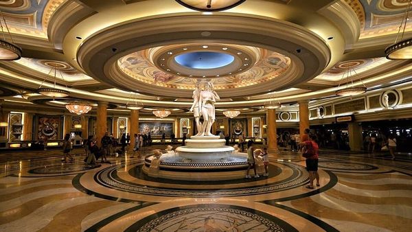 El dueño de los Rockets compra Caesars Palace y su imperio por $17.6 mil millones