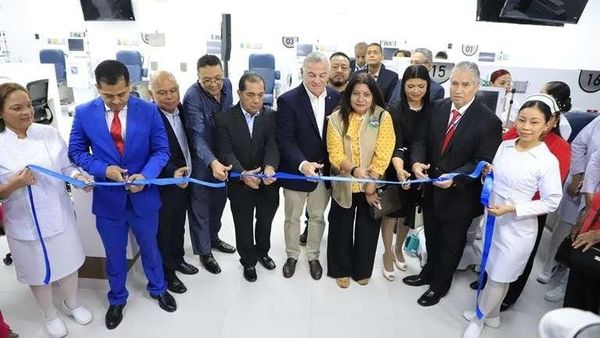 CSS inaugura sala de hemodiálisis en Calidonia