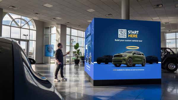 Cubo de pantallas LED en el Test Drive Center de Carvana en Dallas