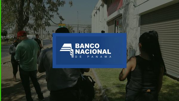 Personas en fila frente a un banco — CEPANIM Banco Nacional de Panamá