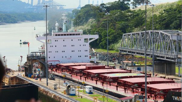 Mientras Ormuz arde, el Canal de Panamá bate récords de tráfico