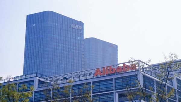Alibaba usó 25.000 cuentas falsas para «robar» a Claude: Anthropic acusa al gigante chino del mayor ataque de destilación conocido