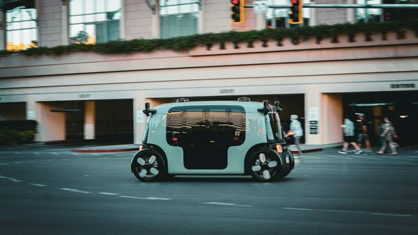 La IA sale de las pantallas: robots humanoides y robotaxis ya operan en el mundo real