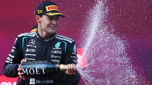 George Russell celebra en el podio del GP de Austria 2026 · Mercedes-AMG PETRONAS F1 Team