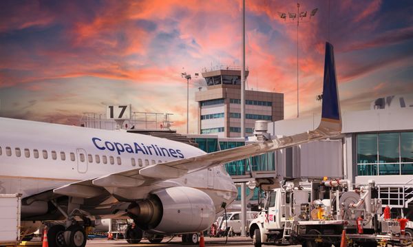Avión de Copa Airlines en una puerta del Aeropuerto Internacional de Tocumen al atardecer