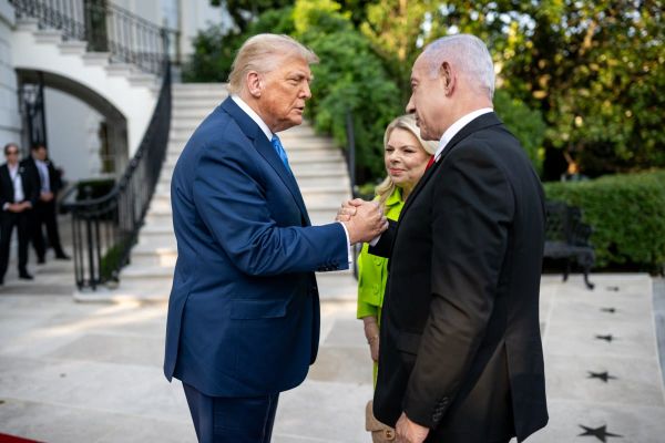 Donald Trump estrecha la mano de Benjamin Netanyahu en la Casa Blanca