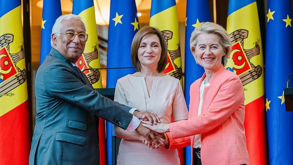 António Costa, Maia Sandu y Ursula von der Leyen estrechan manos frente a banderas de Moldavia y la UE
