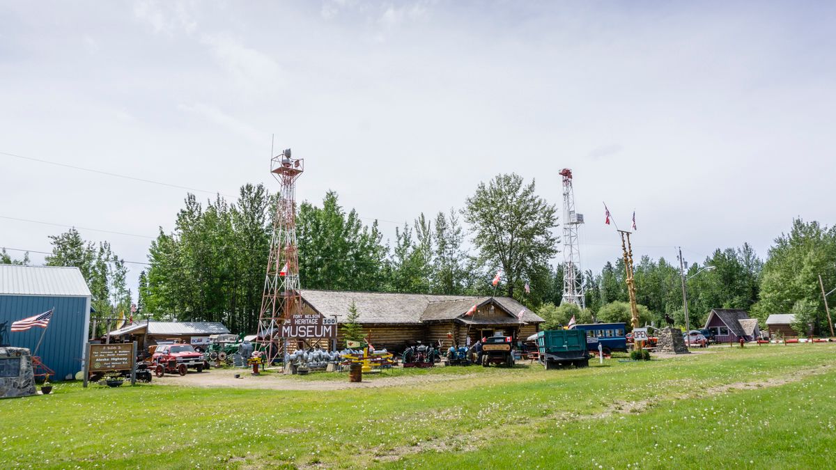 alcan highway roadside attractions