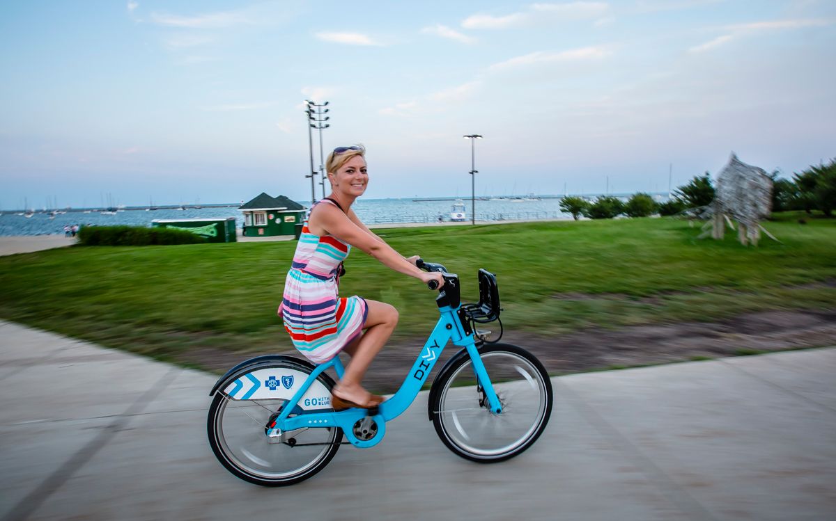bicycle around chicago using city bikes