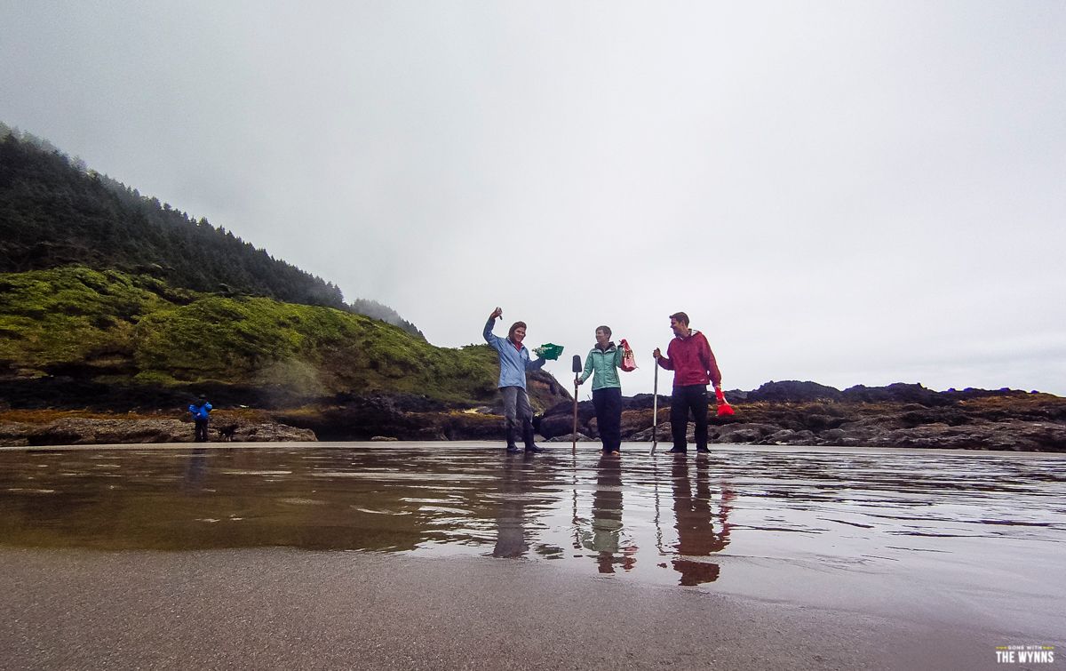 digging for clams in oregon