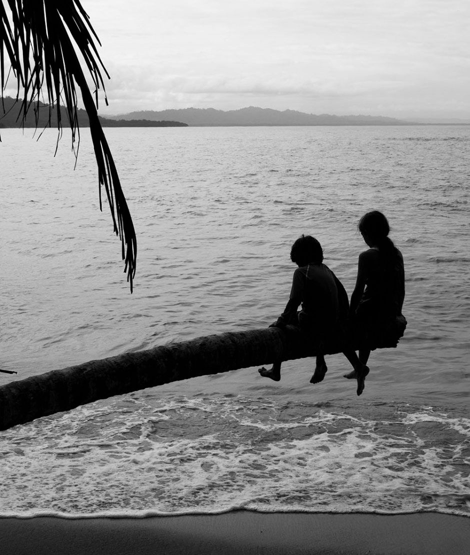 family traveling the world