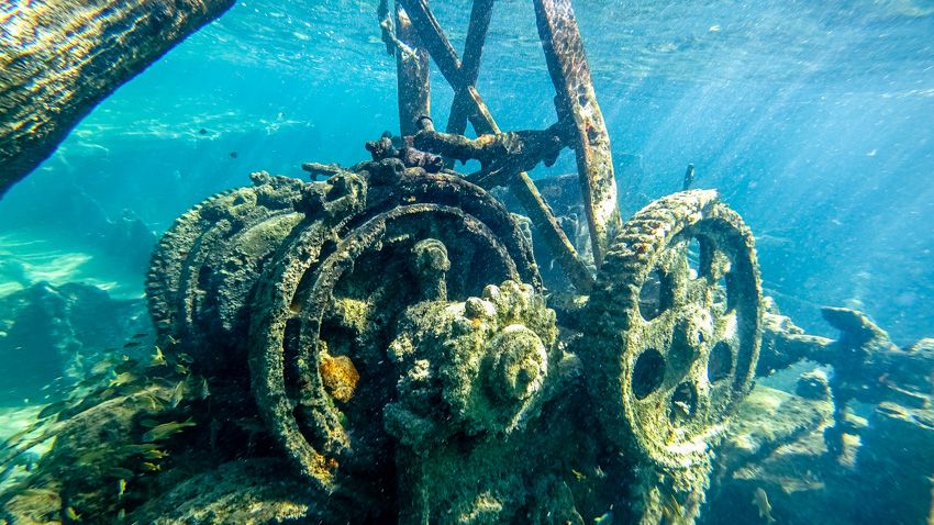 snorkeling wrecks at munjack cay bahamas