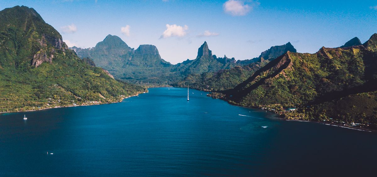 sailing up to moorea french Polynesia