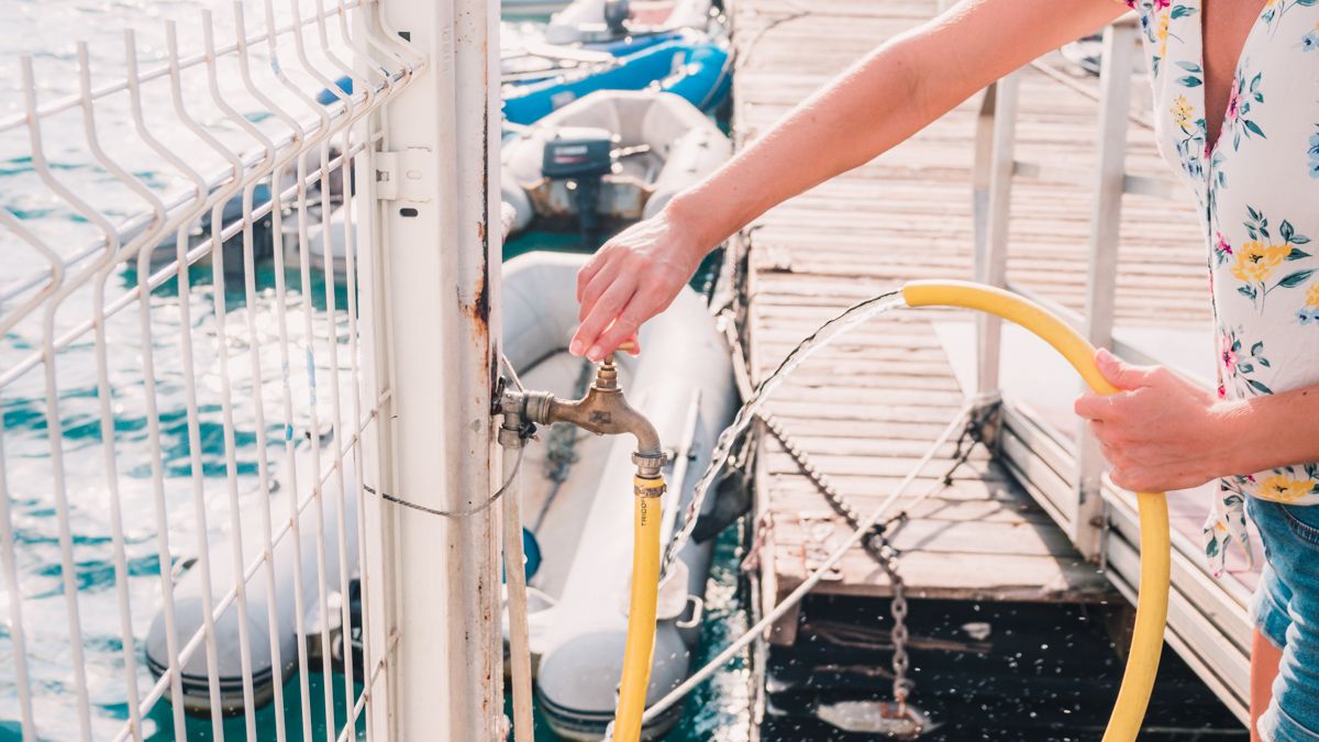 dinghy dock for cruisers and free water
