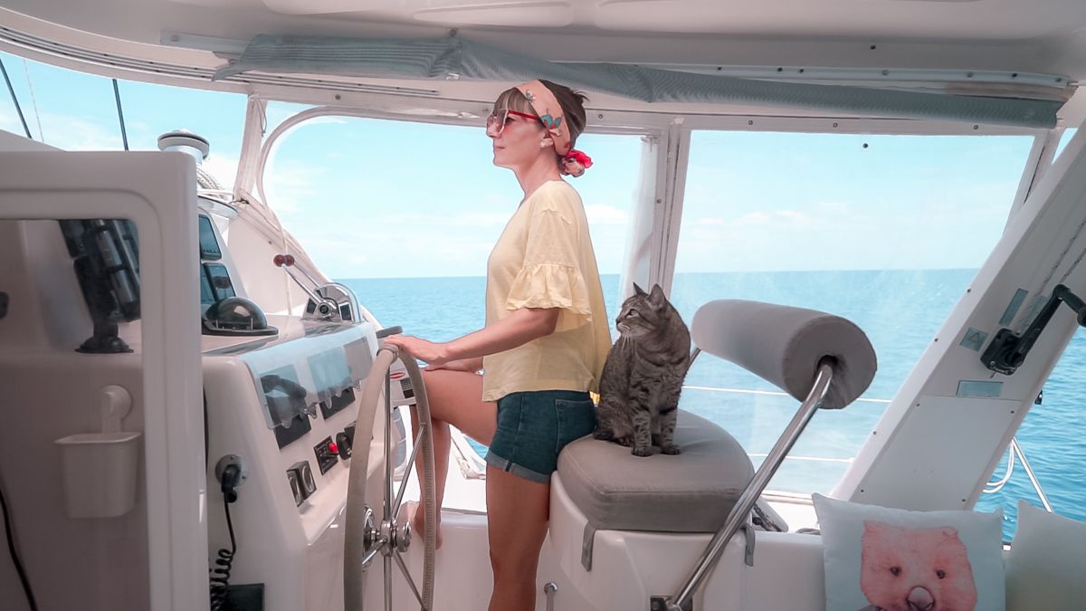 nikki wynn captain of sv curiosity with her trusty cat cleo at the helm