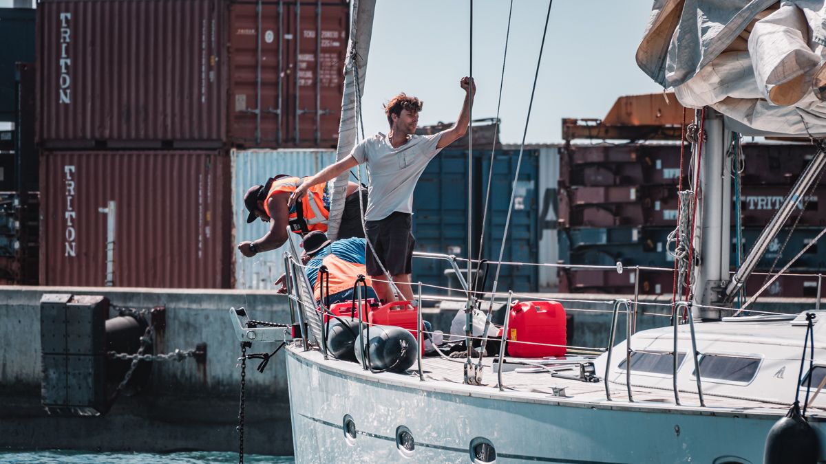 jason wynn helping a sailboat in need with anchor issues