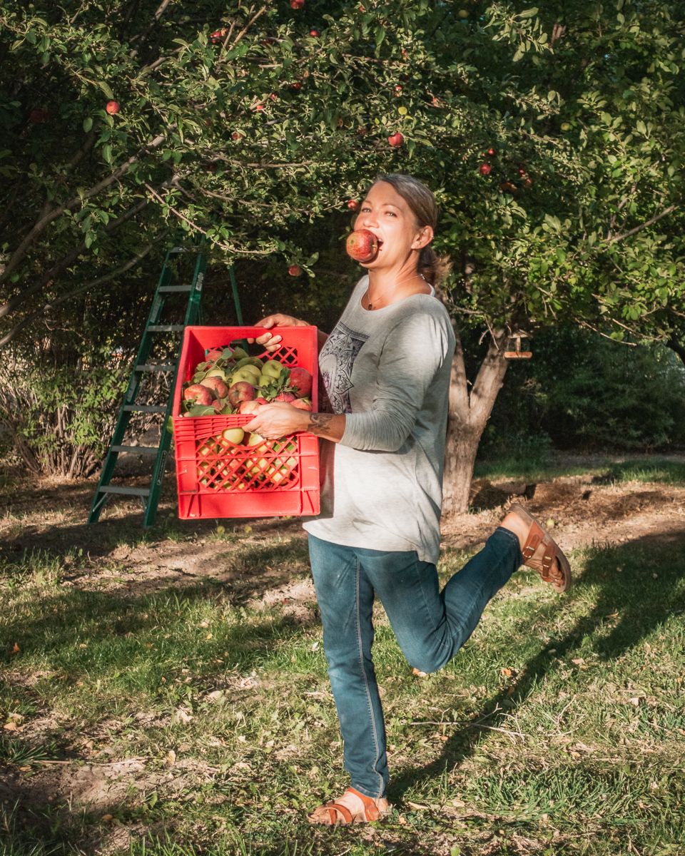 lynn posing with her prized apples