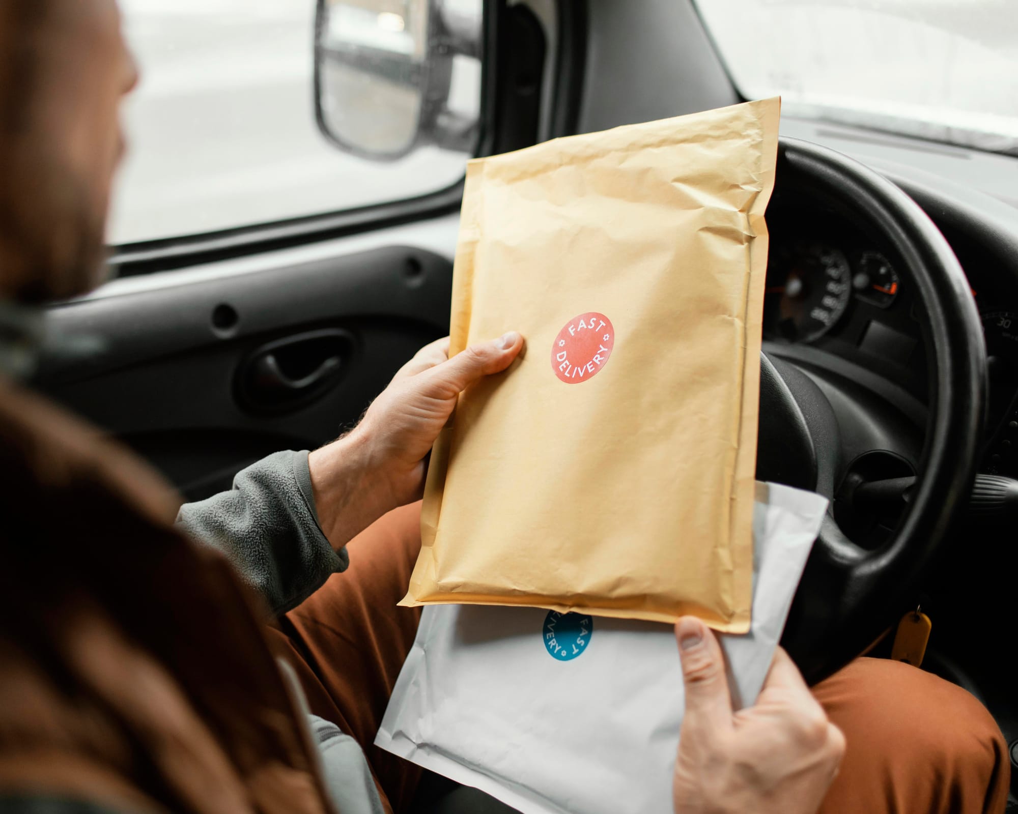 Recycled packaging in reselling: Orders in mailer envelopes
