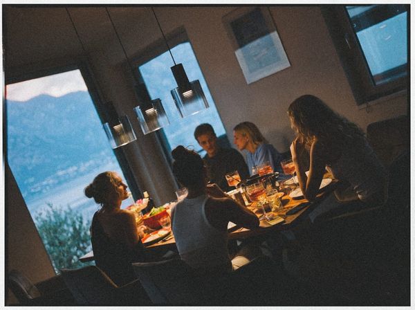 AS DINÂMICAS SOCIAIS AO OFERECER UM JANTAR.