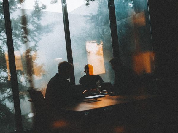 A INSEGURANÇA DE OPINAR EM REUNIÃO DE TRABALHO