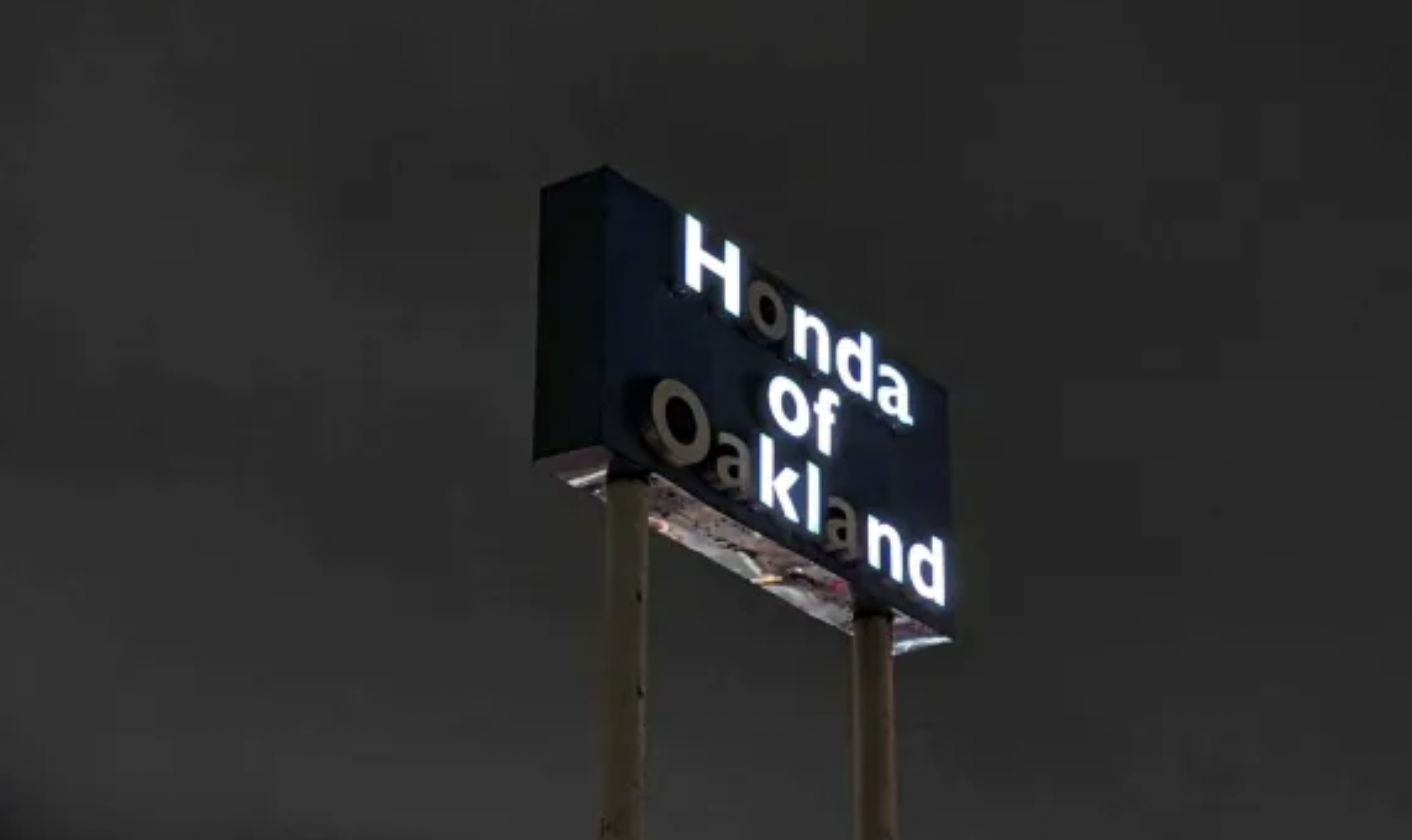 Honda of Oakland sign, some of the letters out.