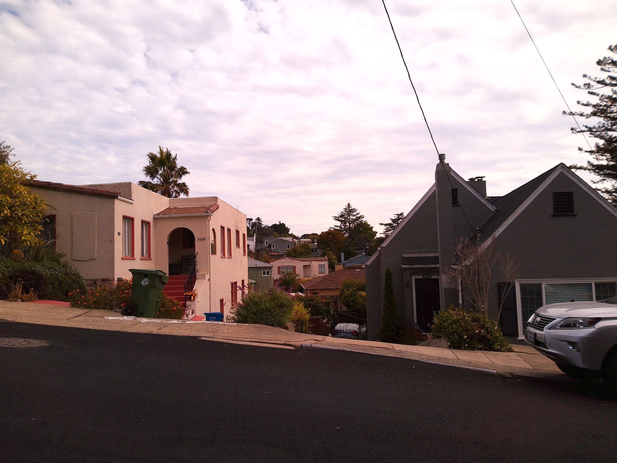 A street scene in El Cerrito. Pleasant-looking single-family homes on a gentle slope.