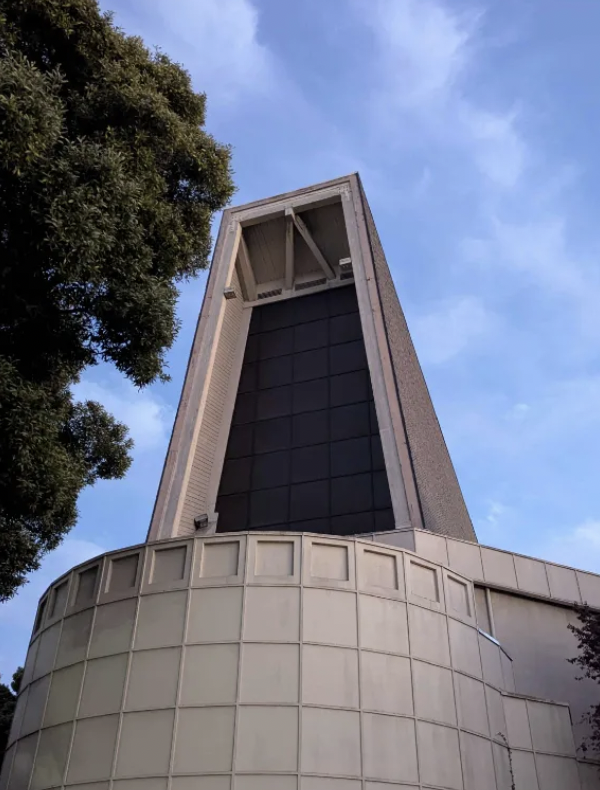 A somewhat indescribably architectural feature.