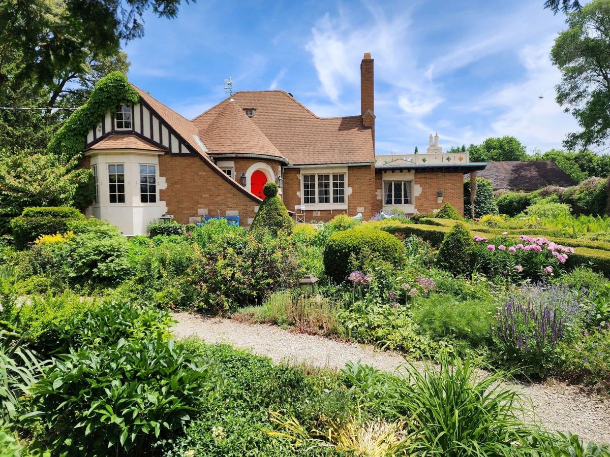 Weber House: The Garden Tourists Love but Locals Ignore
