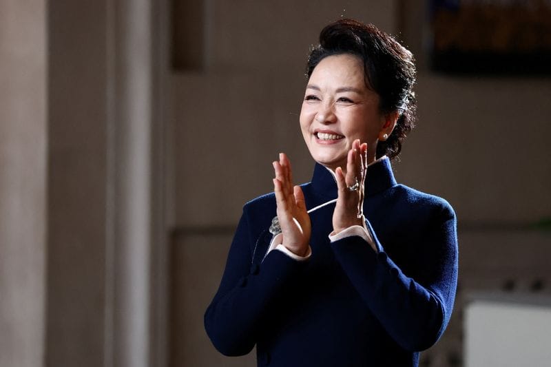 First lady of China and U.S. first lady visit the Smithsonian's National Museum Of Asian Art in Washington