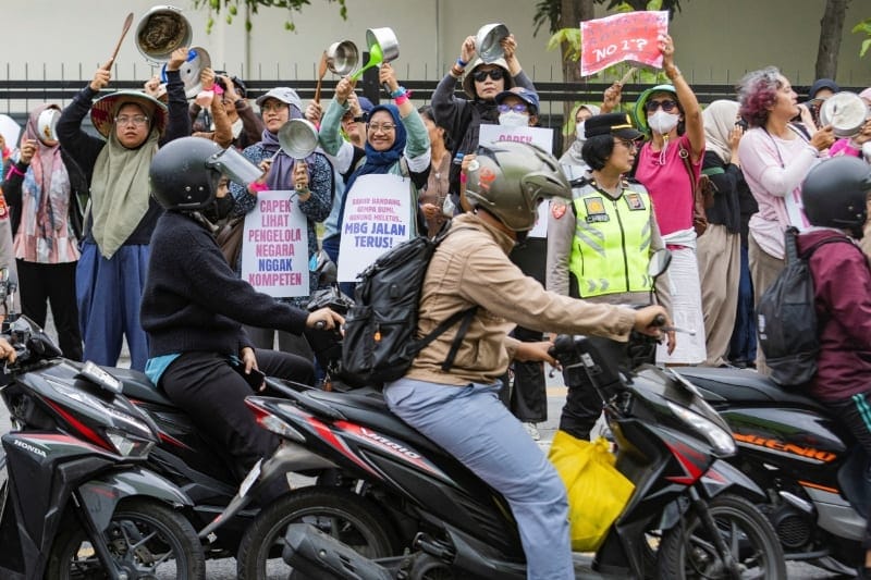 People take part in a rally demanding an end to the government's free nutritious meal (MBG) program, following cases of food poisoning, in Yogyakarta, Indonesia, September 8, 2026. REUTERS/Dwi Oblo