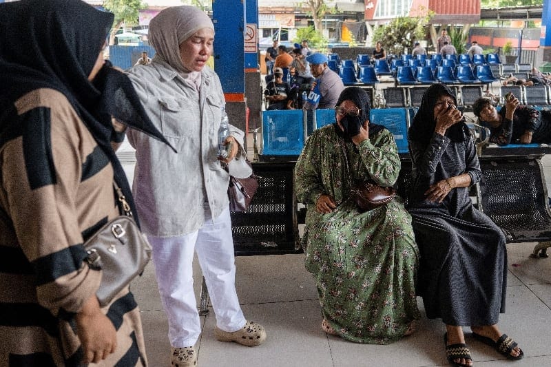 Relatives of passengers aboard the Virgo Transport 8 ship that, according to a search and rescue agency, sank while sailing from Surabaya in East Java to Banjarmasin in South Kalimantan, cry while waiting for news about the search and rescue operatio