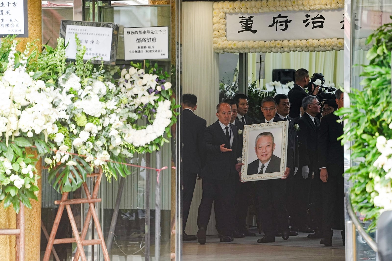 Andrew Tung Lieh-cheung, son of former Hong Kong Chief Executive Tung Chee-hwa, carries a portrait of his father at Hong Kong funeral Home in Hong Kong, China September 20, 2026. REUTERS/Lam Yik