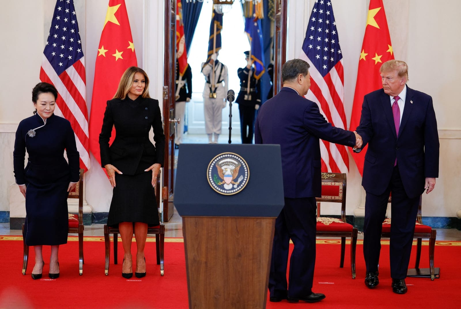 US President Donald Trump and Chinese President Xi Jinping shakes hands next to US first lady Melania Trump and Peng Liyuan, wife of Xi Jinping, after delivering remarks at the White House in Washington, D.C., US, September 24, 2026. REUTERS/Evan Vuc